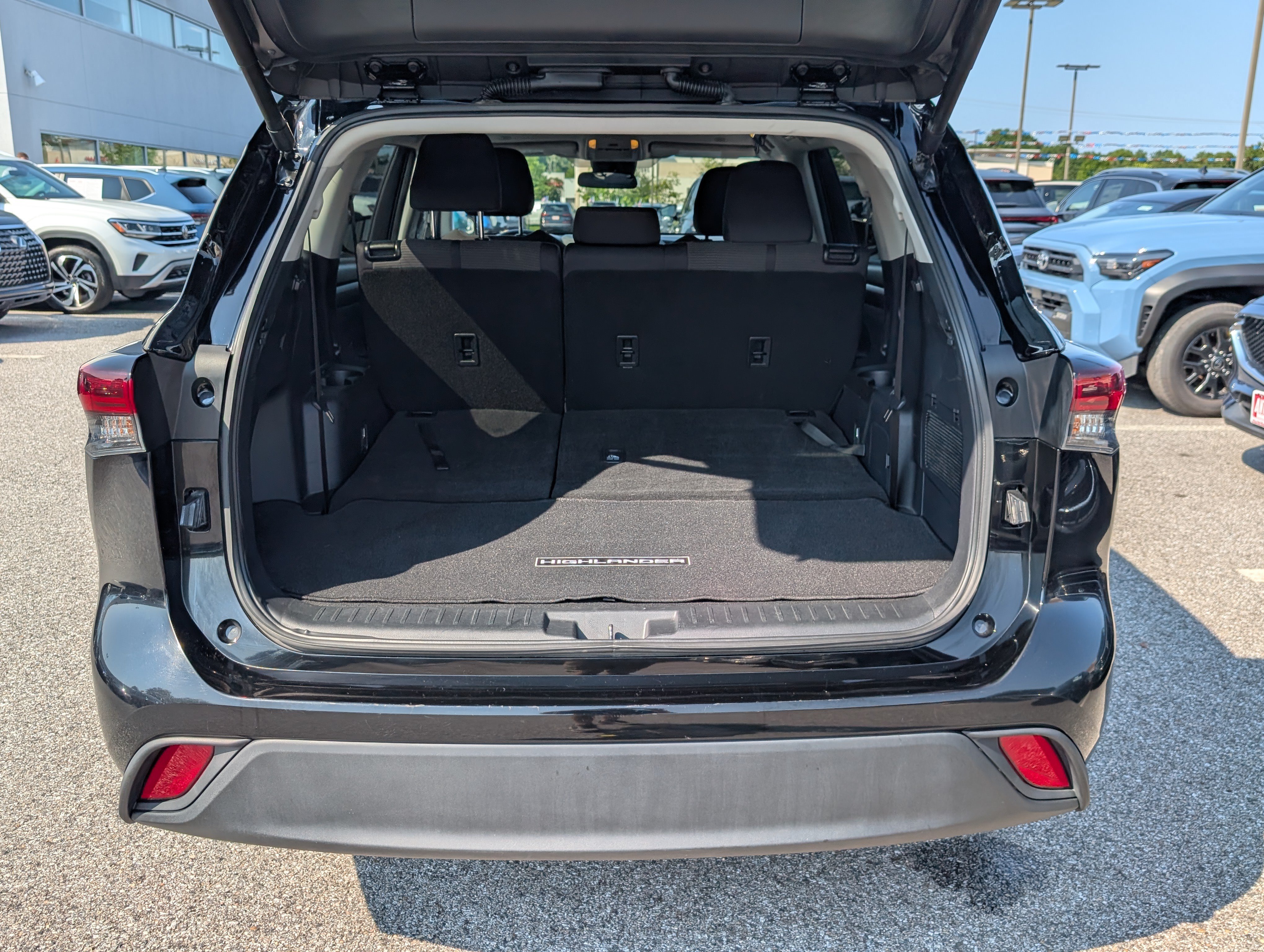 Used 2025 Toyota Highlander LE AWD/4WD image 14