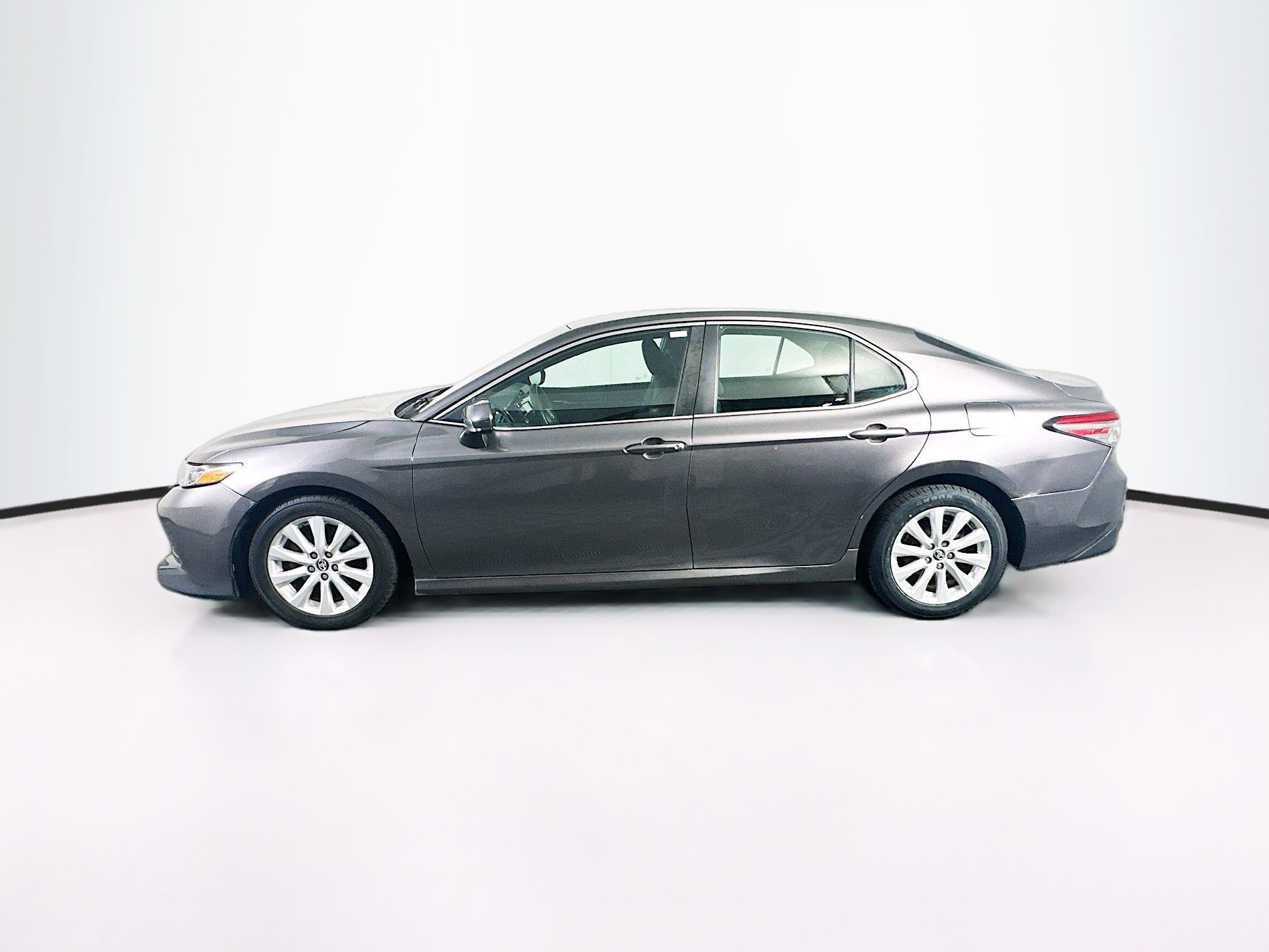 Used 2018 Toyota Camry LE image 4