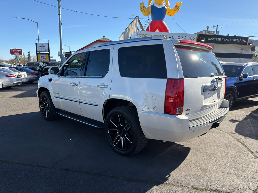 Used 2011 Cadillac Escalade Luxury image 4