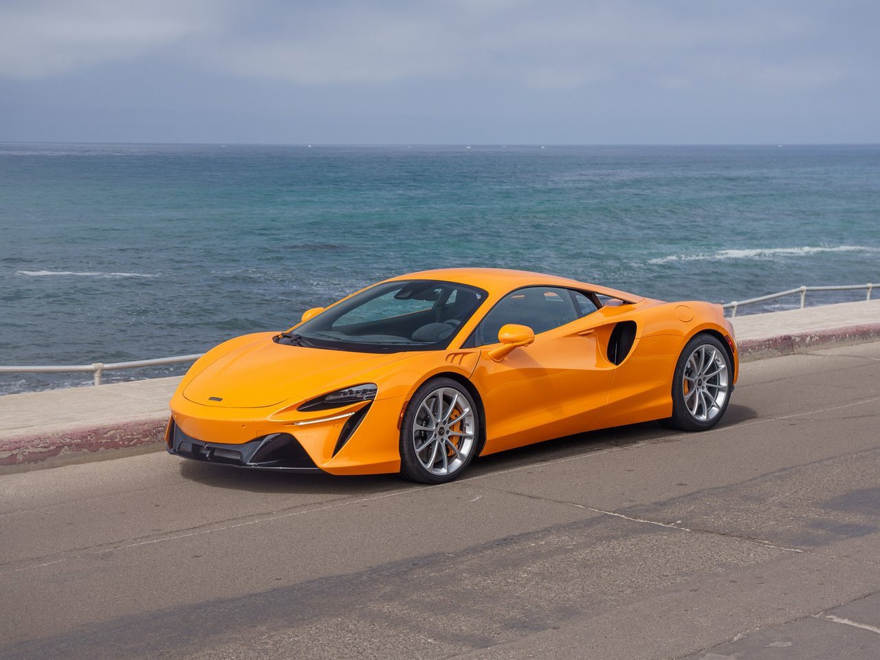 Used 2025 McLaren Artura image 1