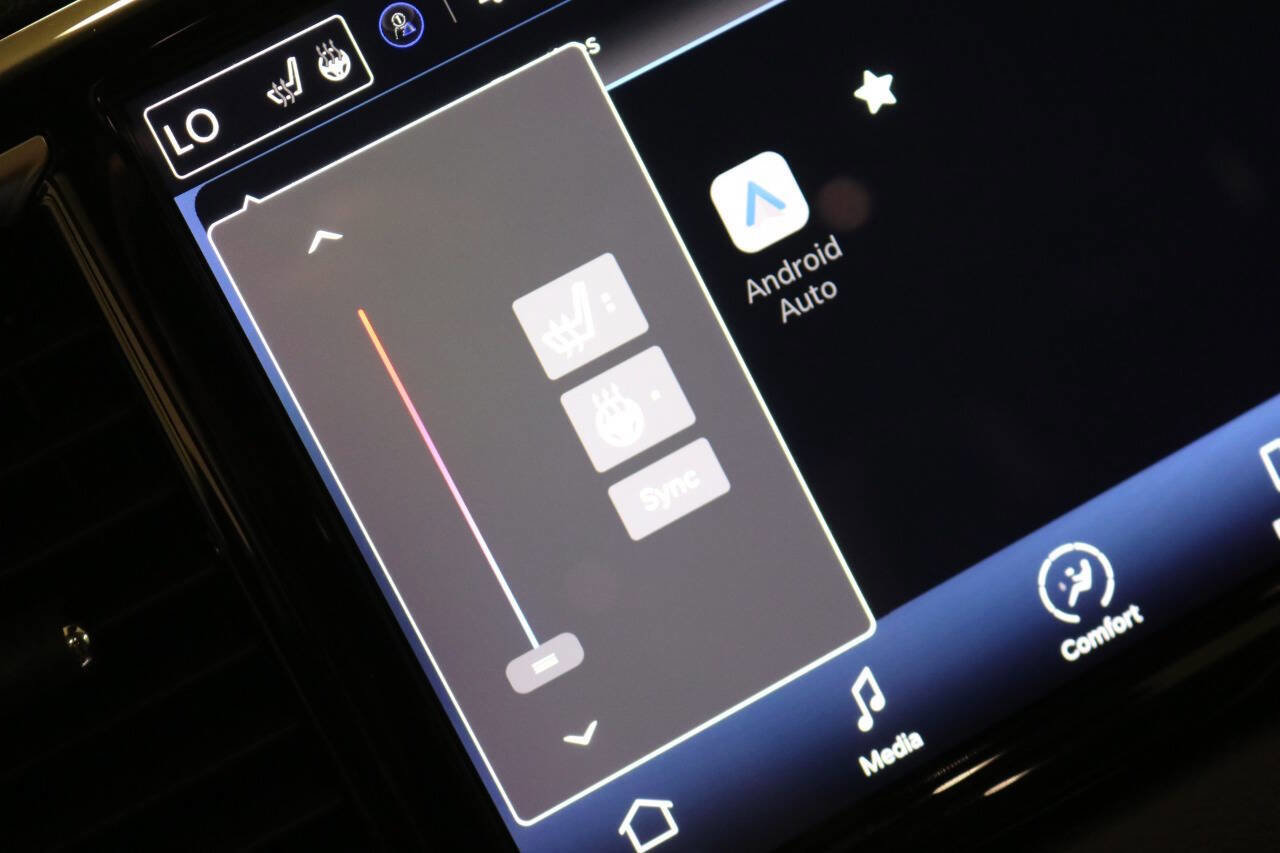 Used 2023 Chrysler Pacifica Touring-L image 73