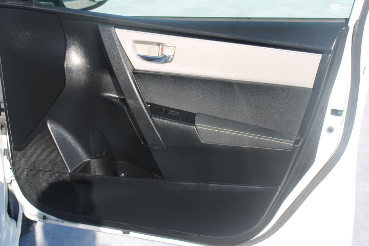 Used 2017 Toyota Corolla LE w/ Carpet Mat Package (TMS) FWD image 17
