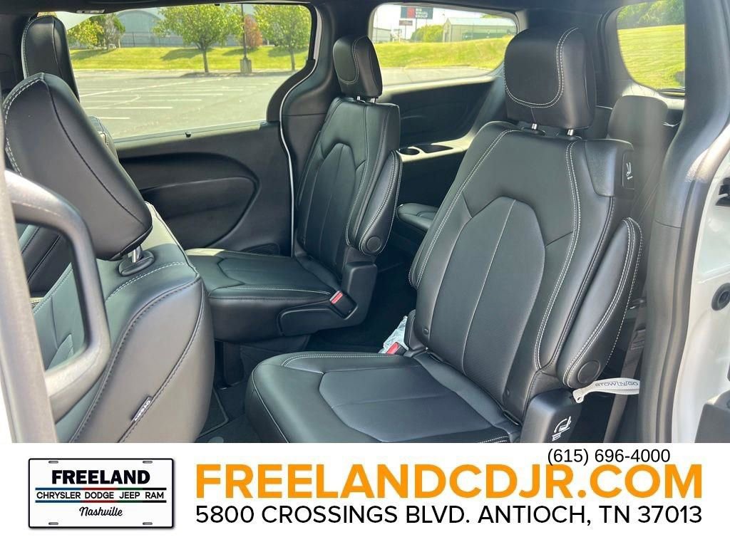 New 2025 Chrysler Pacifica Select image 25