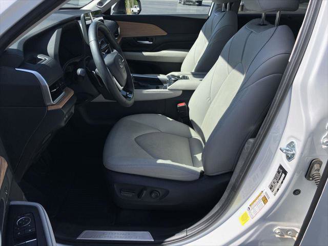 Certified 2024 Toyota Grand Highlander AWD image 15