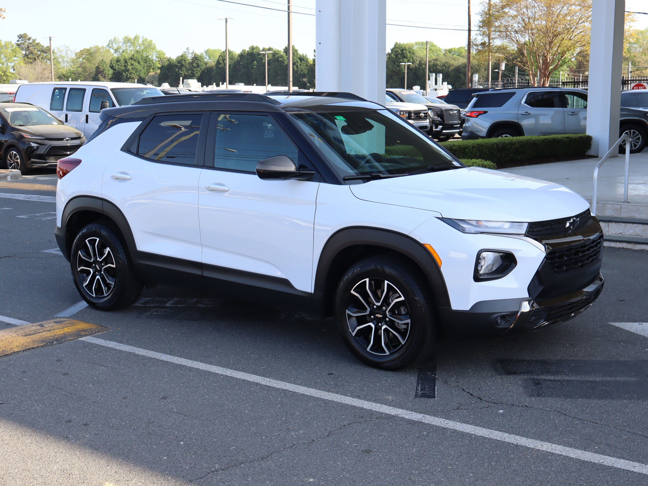 Used 2021 Chevrolet TrailBlazer ACTIV w/ Technology Package FWD image 2