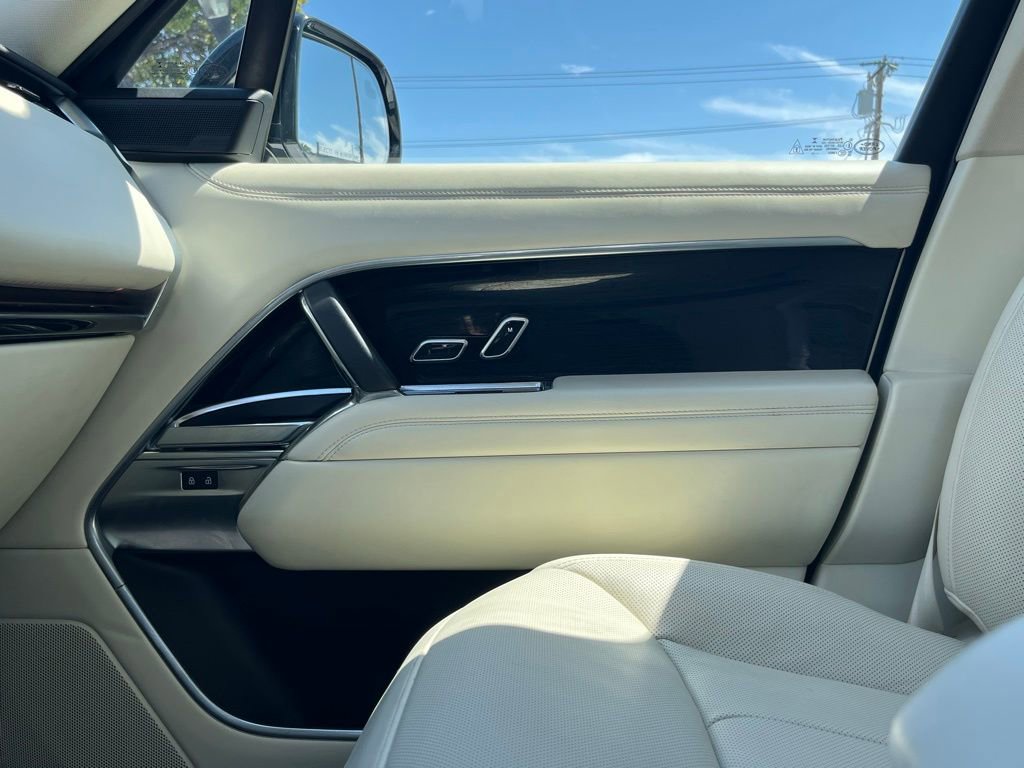 Used 2023 Land Rover Range Rover Long Wheelbase SE image 18