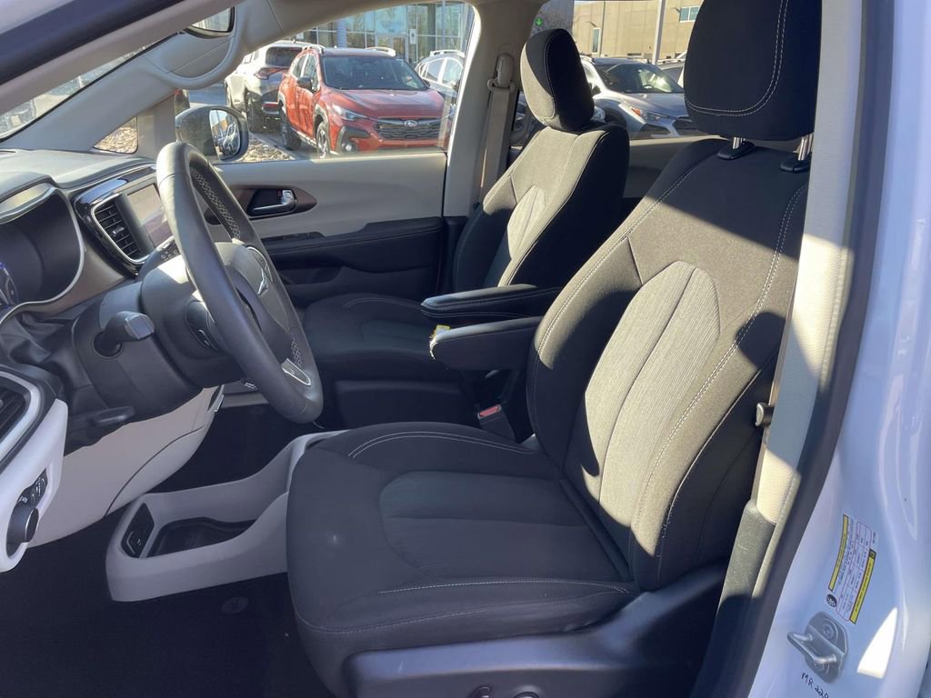 Used 2024 Chrysler Voyager LX image 8