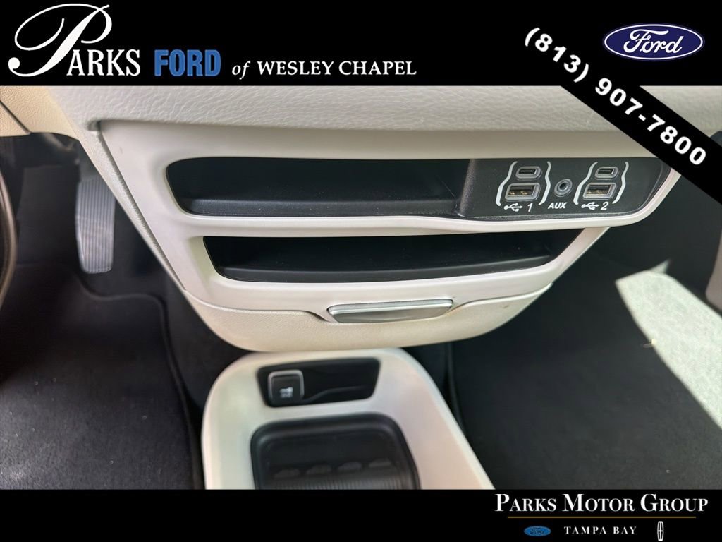 Used 2024 Chrysler Pacifica Touring-L image 6