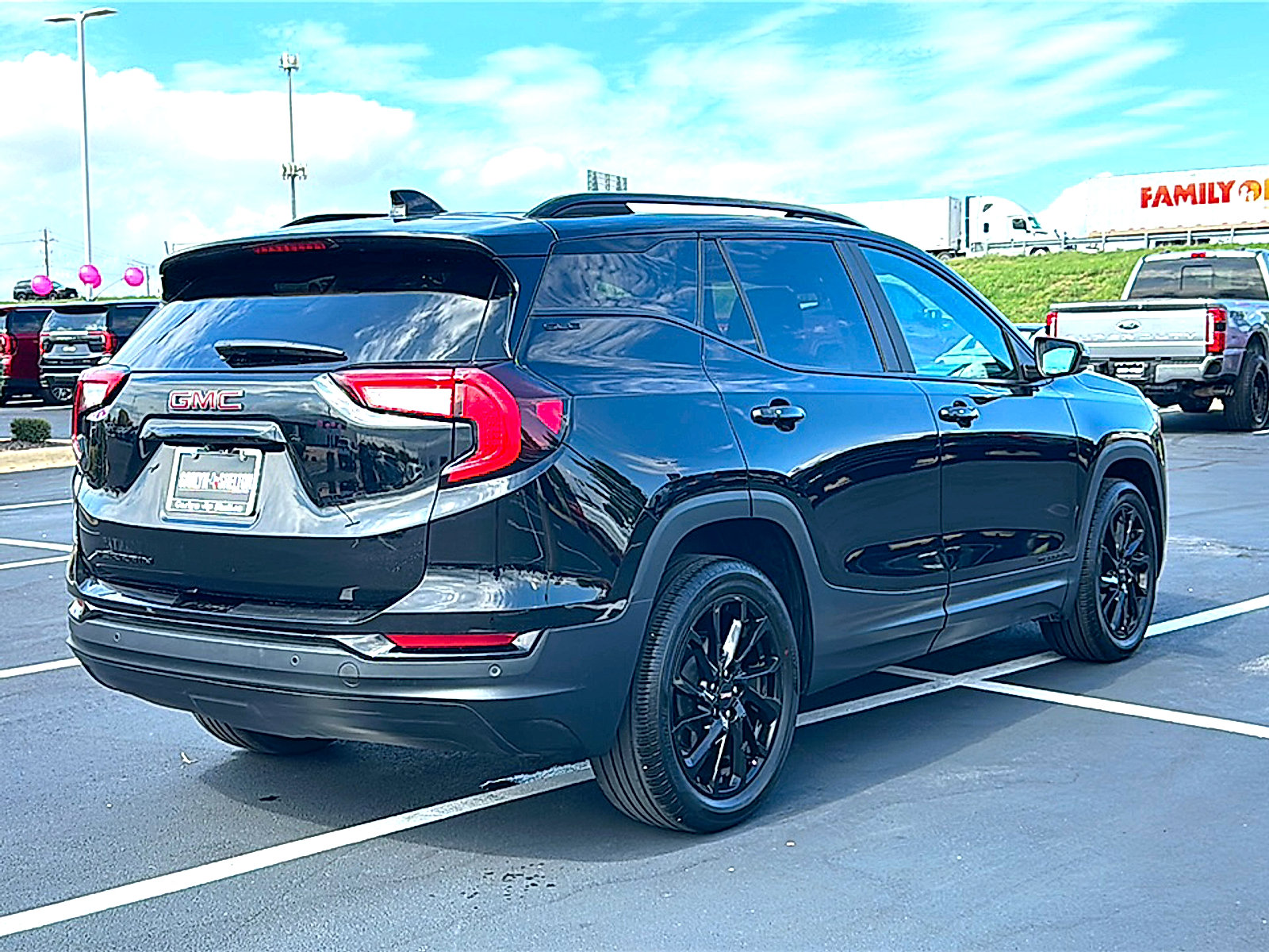 Used 2024 GMC Terrain SLE w/ Driver Convenience Package FWD image 8