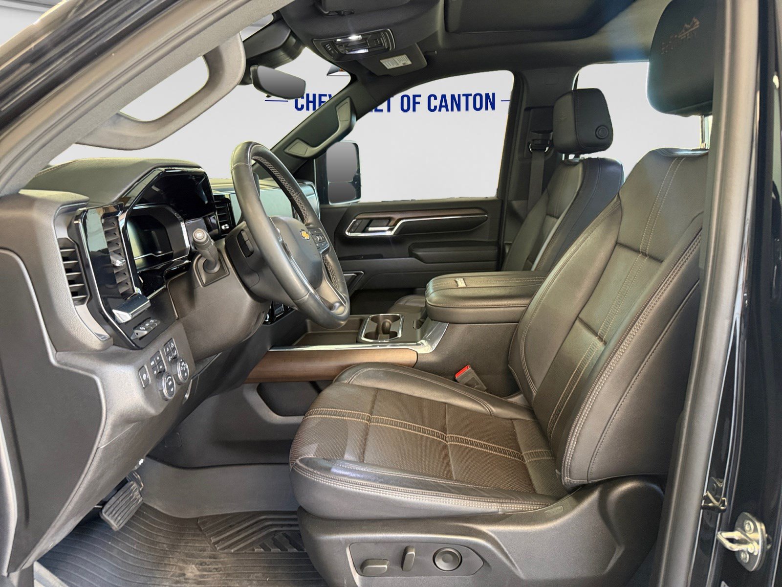 Used 2024 Chevrolet Silverado 2500 High Country w/ High Country Premium Package AWD/4WD image 9