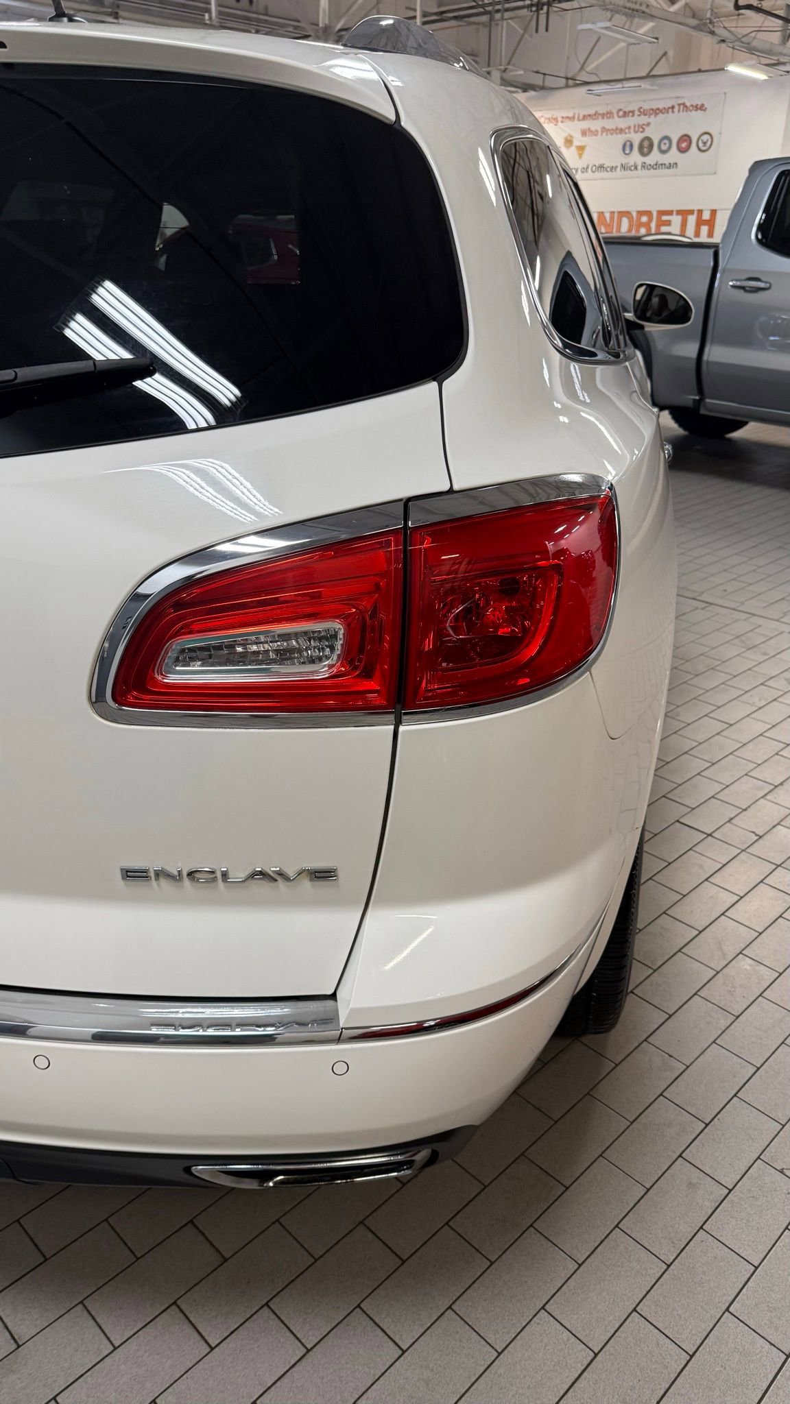 Used 2015 Buick Enclave Leather FWD image 11