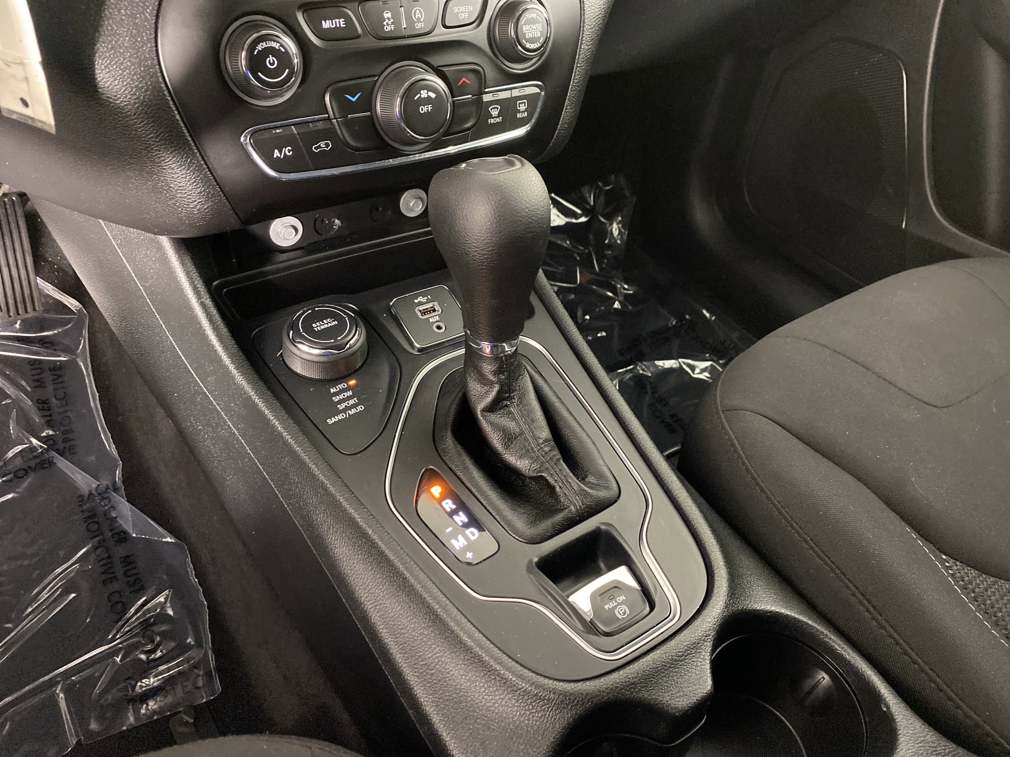 Used 2019 Jeep Cherokee Latitude w/ Popular Appearance Group AWD/4WD image 28