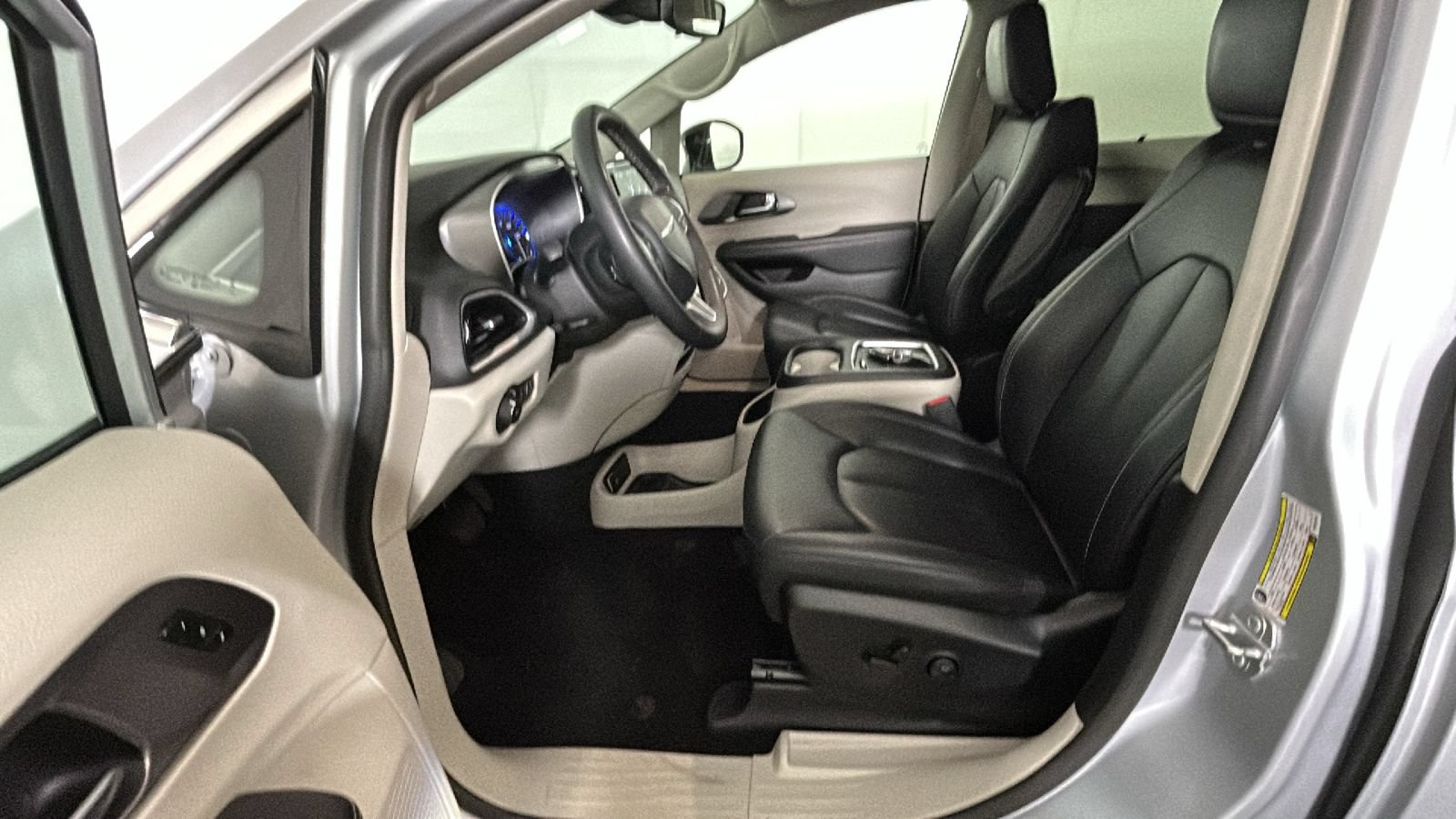 Used 2024 Chrysler Pacifica Touring-L FWD image 13