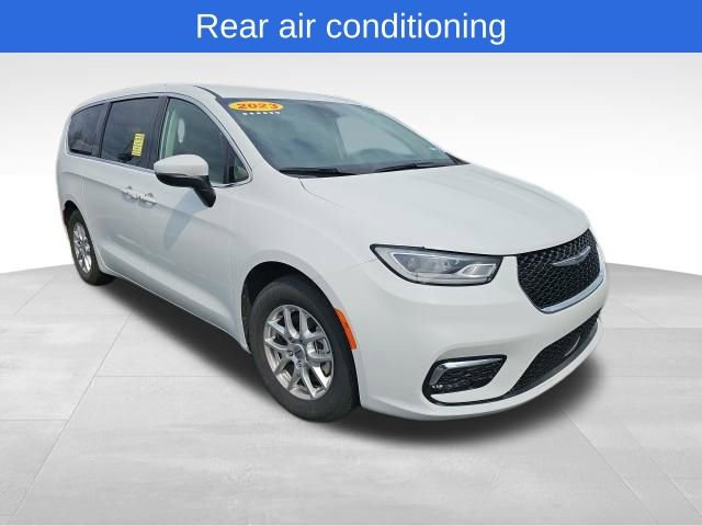 Used 2023 Chrysler Pacifica Touring-L image 5