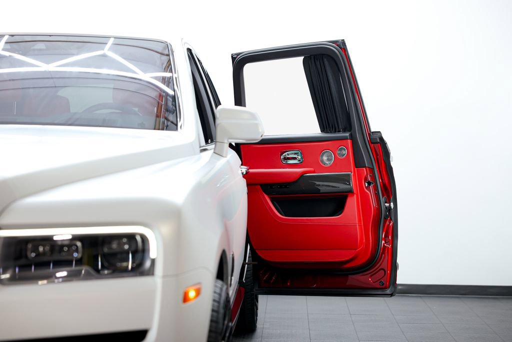 Used 2022 Rolls-Royce Cullinan Black Badge w/ Dark Exterior Package image 16