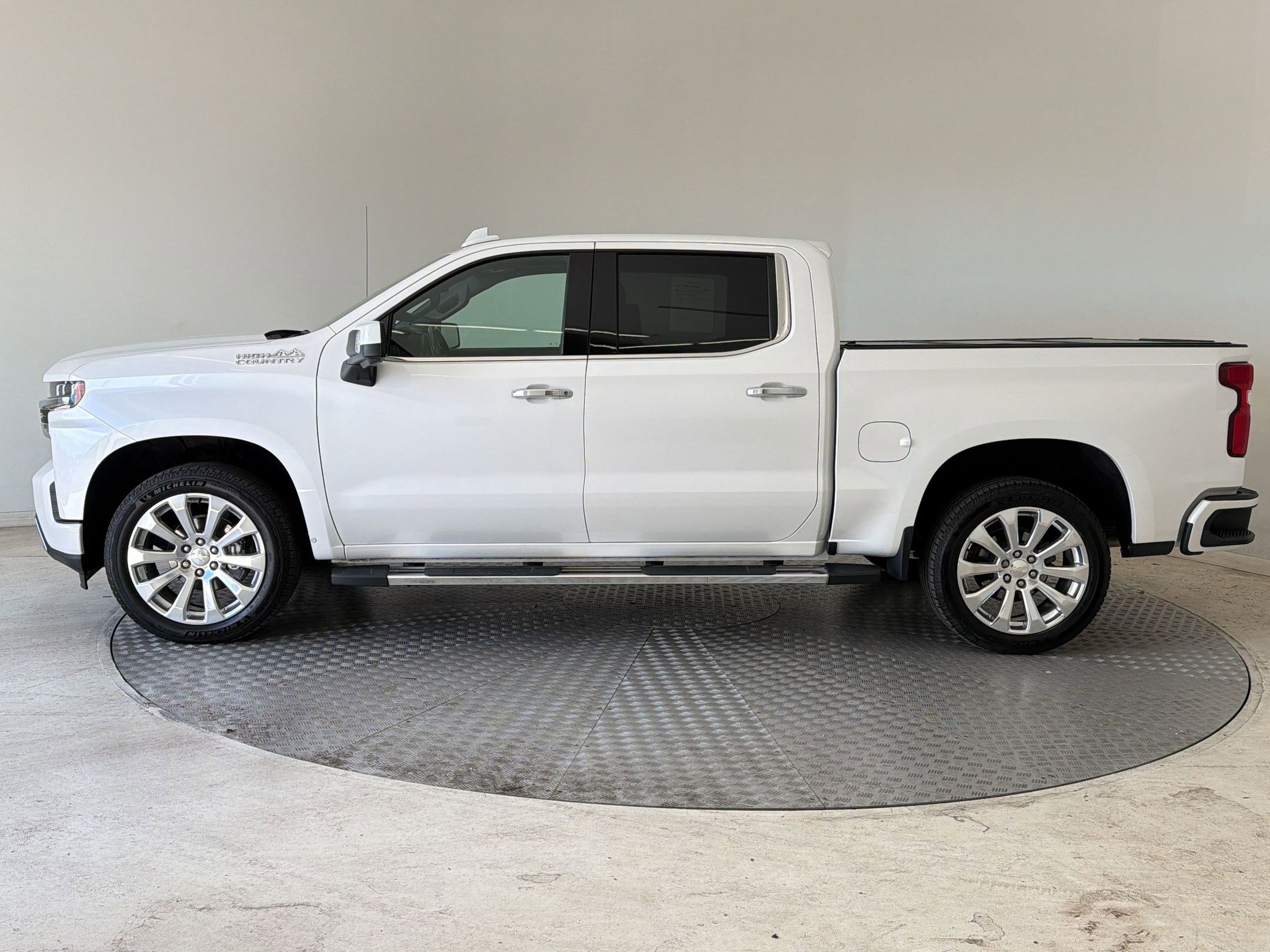 Used 2022 Chevrolet Silverado 1500 High Country w/ Safety Package II image 2