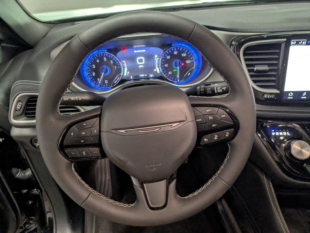 Used 2027 Chrysler Pacifica Limited FWD image 18