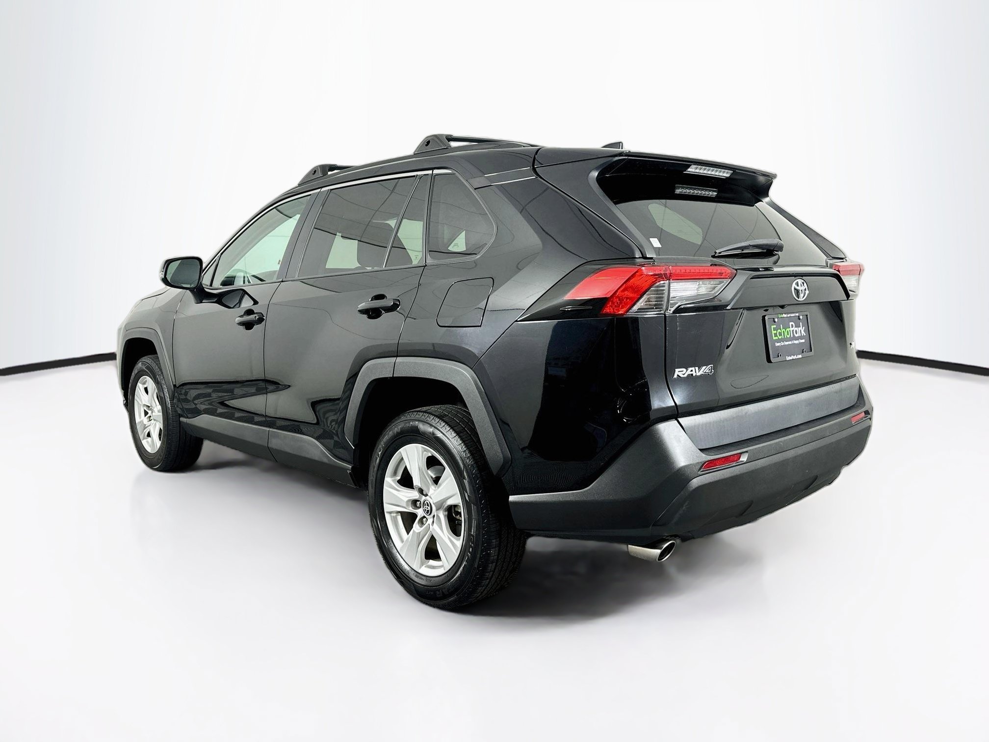 Used 2021 Toyota RAV4 XLE w/ Convenience Package FWD image 5