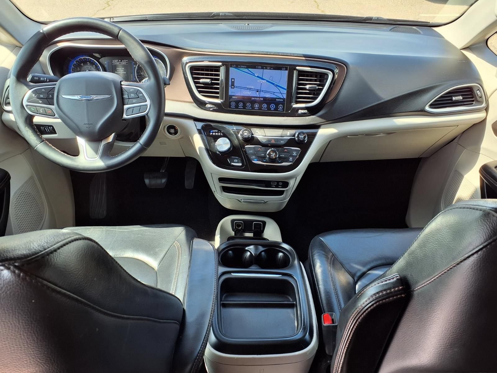 Used 2017 Chrysler Pacifica Touring-L w/ Tire & Wheel Group FWD image 11