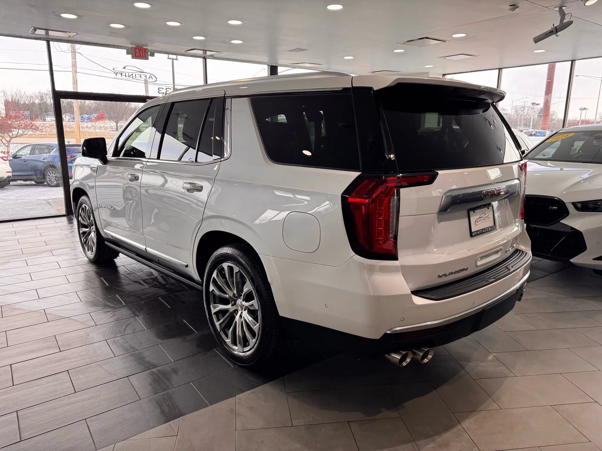 Used 2023 GMC Yukon Denali w/ Denali Reserve Package AWD/4WD image 4