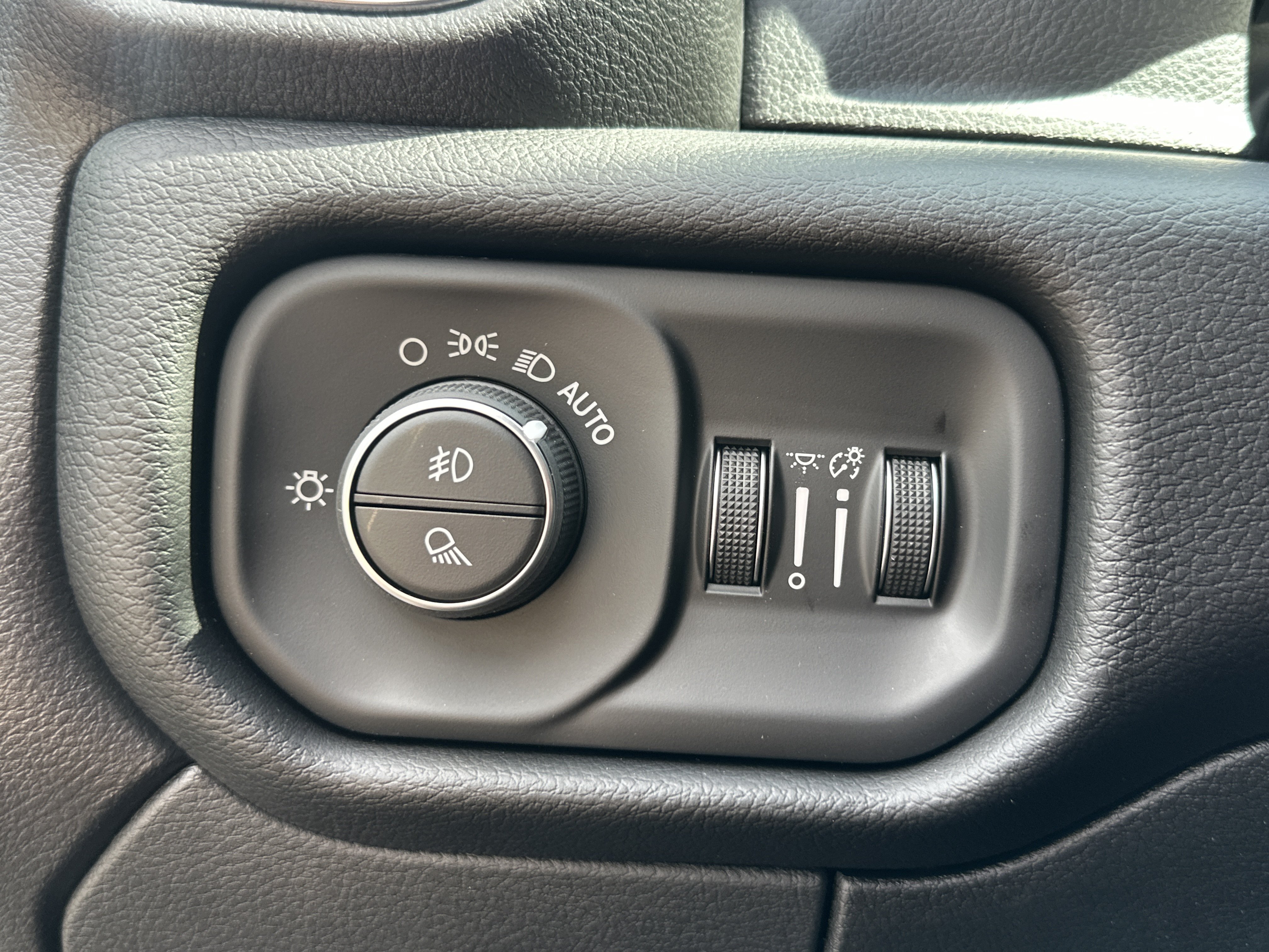 New 2026 RAM 2500 Laramie AWD/4WD image 17