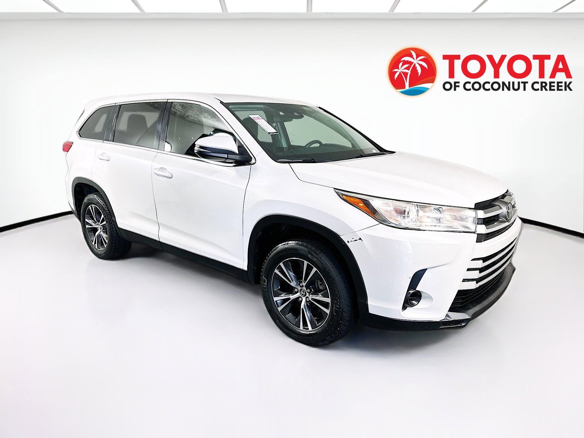 Used 2019 Toyota Highlander LE image 1