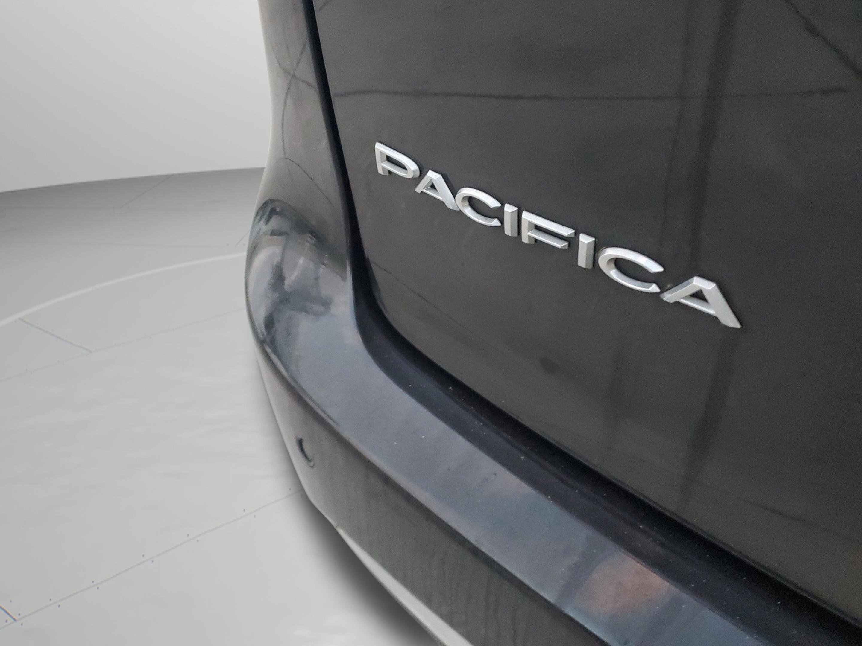 Used 2022 Chrysler Pacifica Touring-L FWD image 7