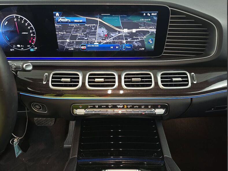 Used 2025 Mercedes-Benz GLE 450e 4MATIC w/ Driver Assistance Package image 10