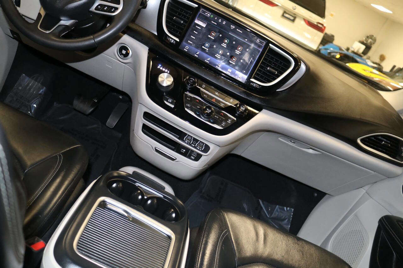 Used 2023 Chrysler Pacifica Touring-L image 25