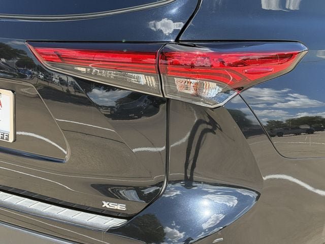Used 2022 Toyota Highlander XSE FWD image 7