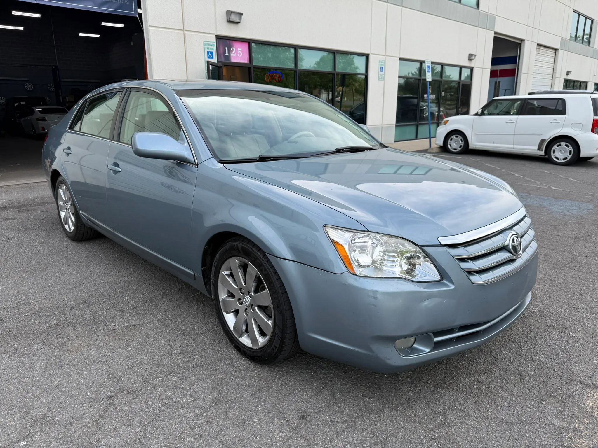 Used 2005 Toyota Avalon XLS FWD image 7