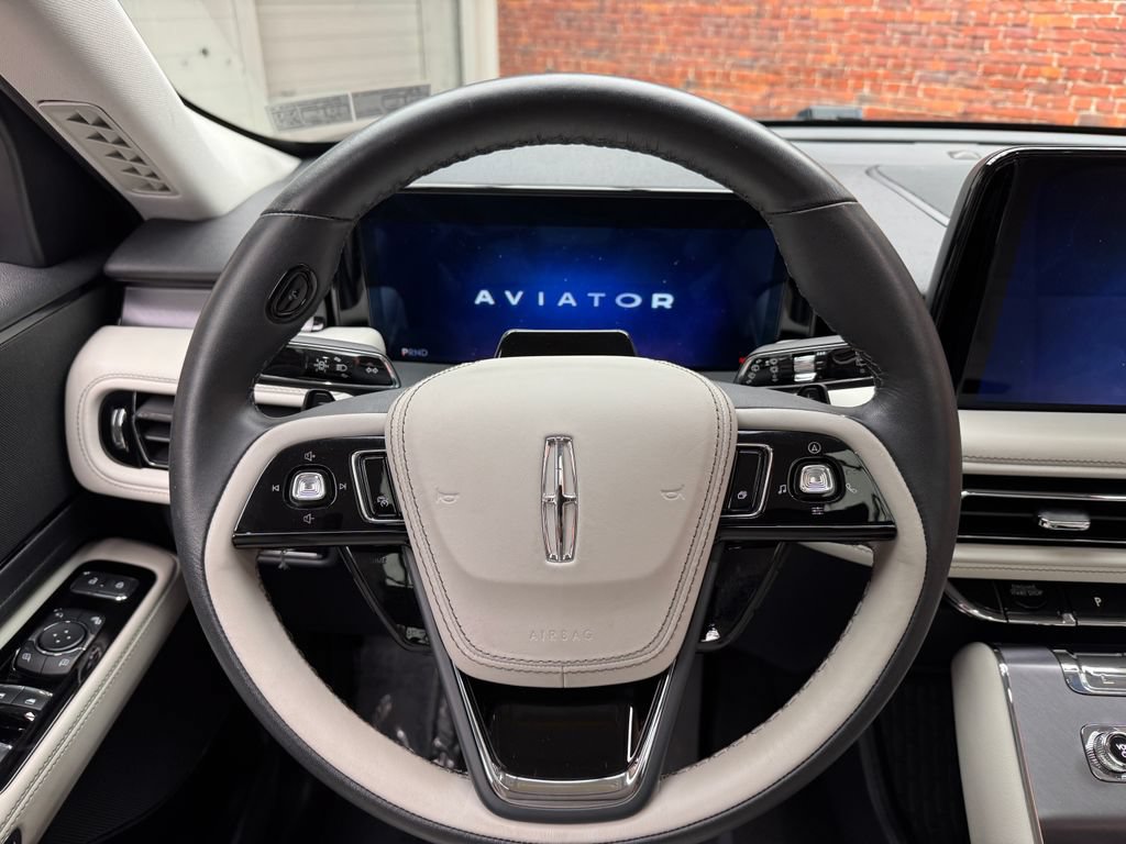 Used 2025 Lincoln Aviator AWD image 12