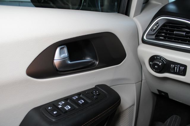 Used 2018 Chrysler Pacifica Touring-L Plus w/ Tire & Wheel Group FWD image 17