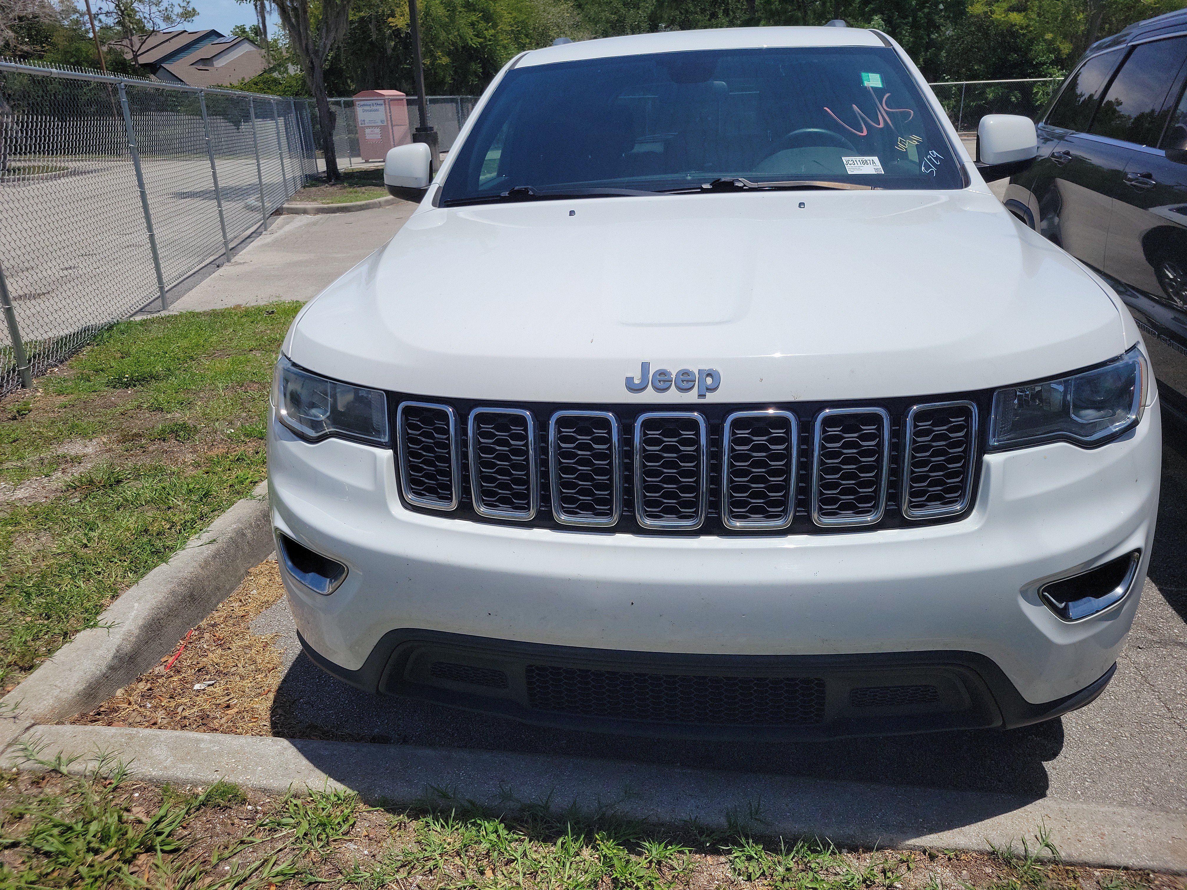 Used 2018 Jeep Grand Cherokee Laredo RWD image 2