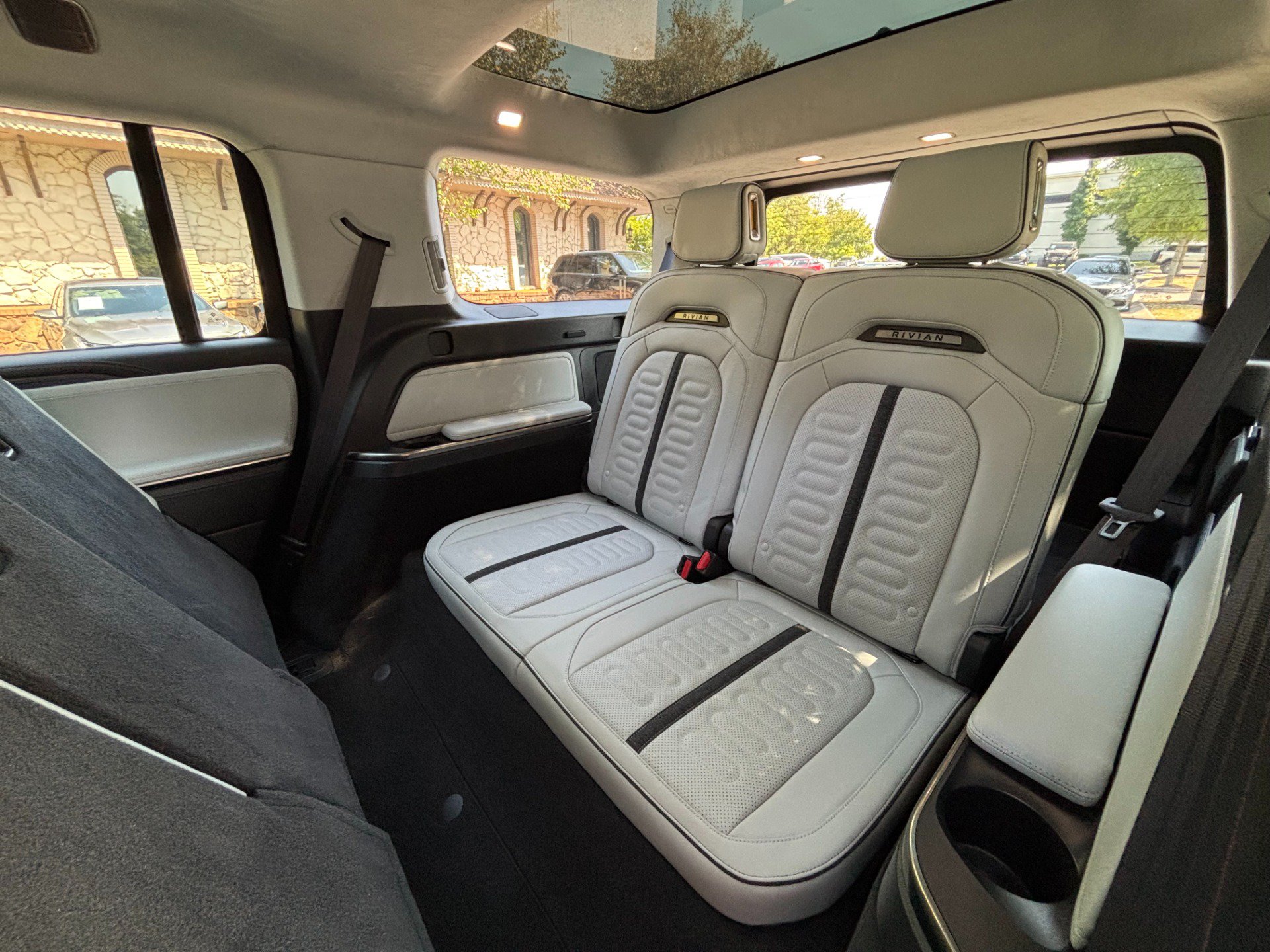 Used 2024 Rivian R1S Adventure Dual AWD/4WD image 23