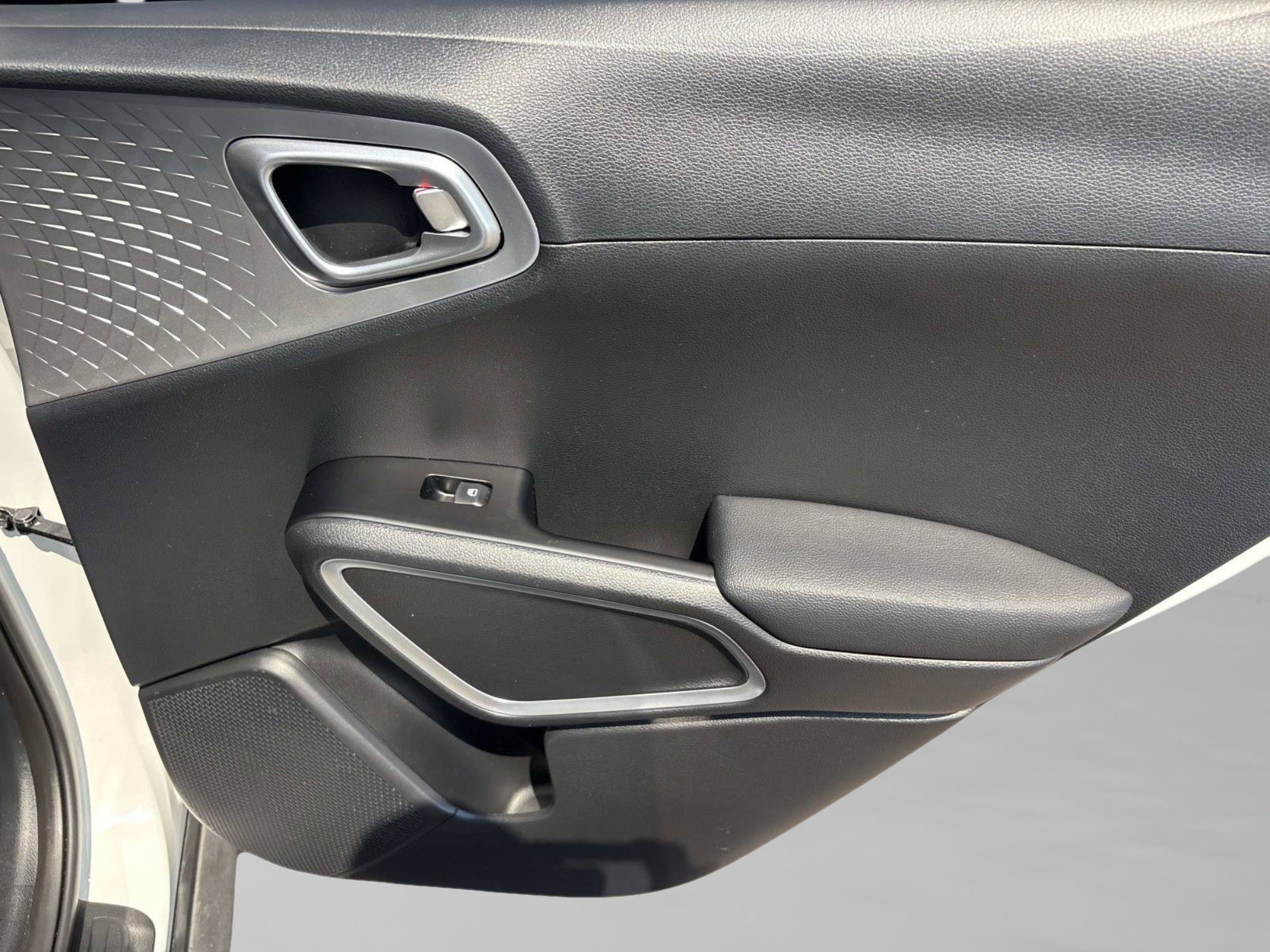 Used 2025 Kia Soul LX w/ LX Technology Package FWD image 19