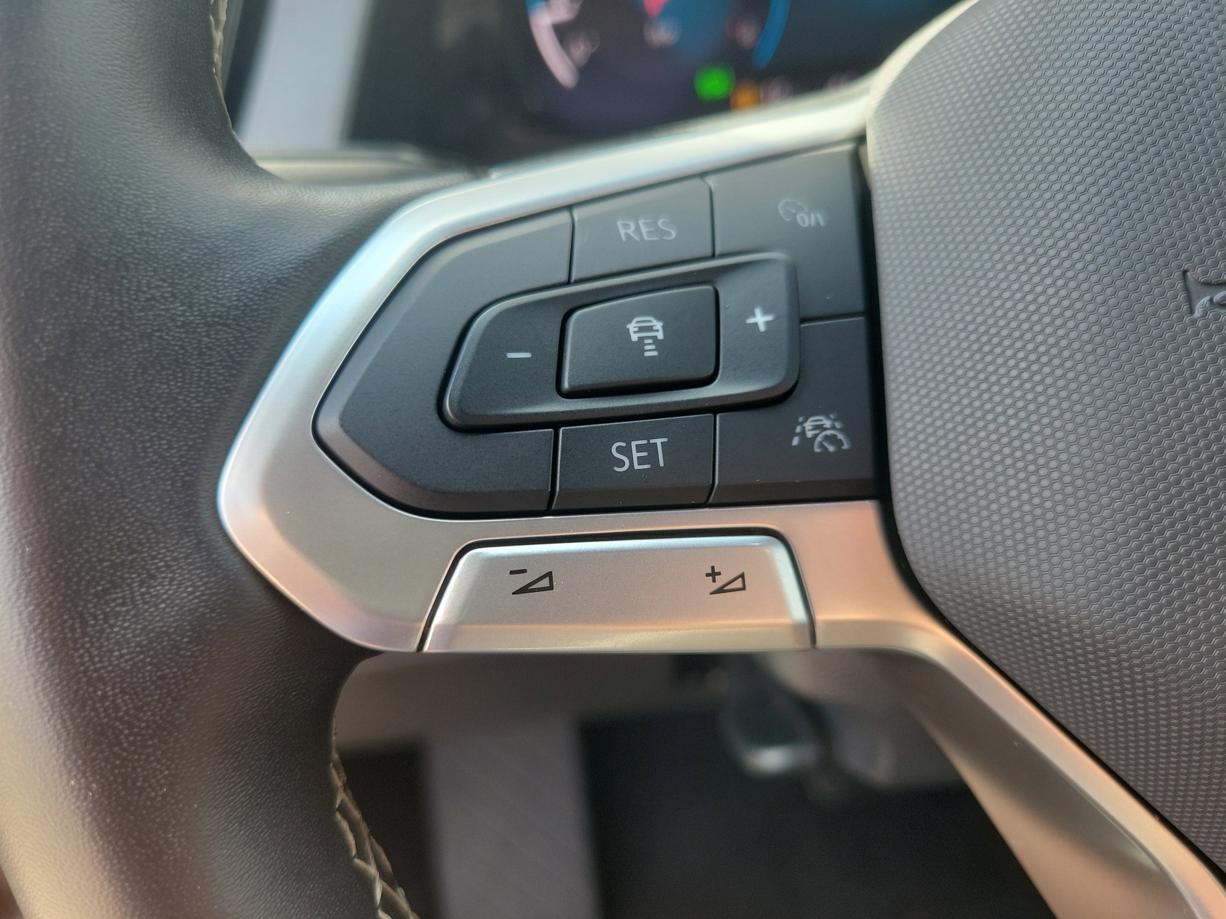 Used 2025 Volkswagen Atlas Cross Sport SE image 24