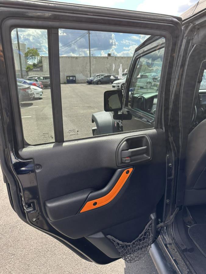 Used 2015 Jeep Wrangler Unlimited Rubicon w/ Connectivity Group AWD/4WD image 11