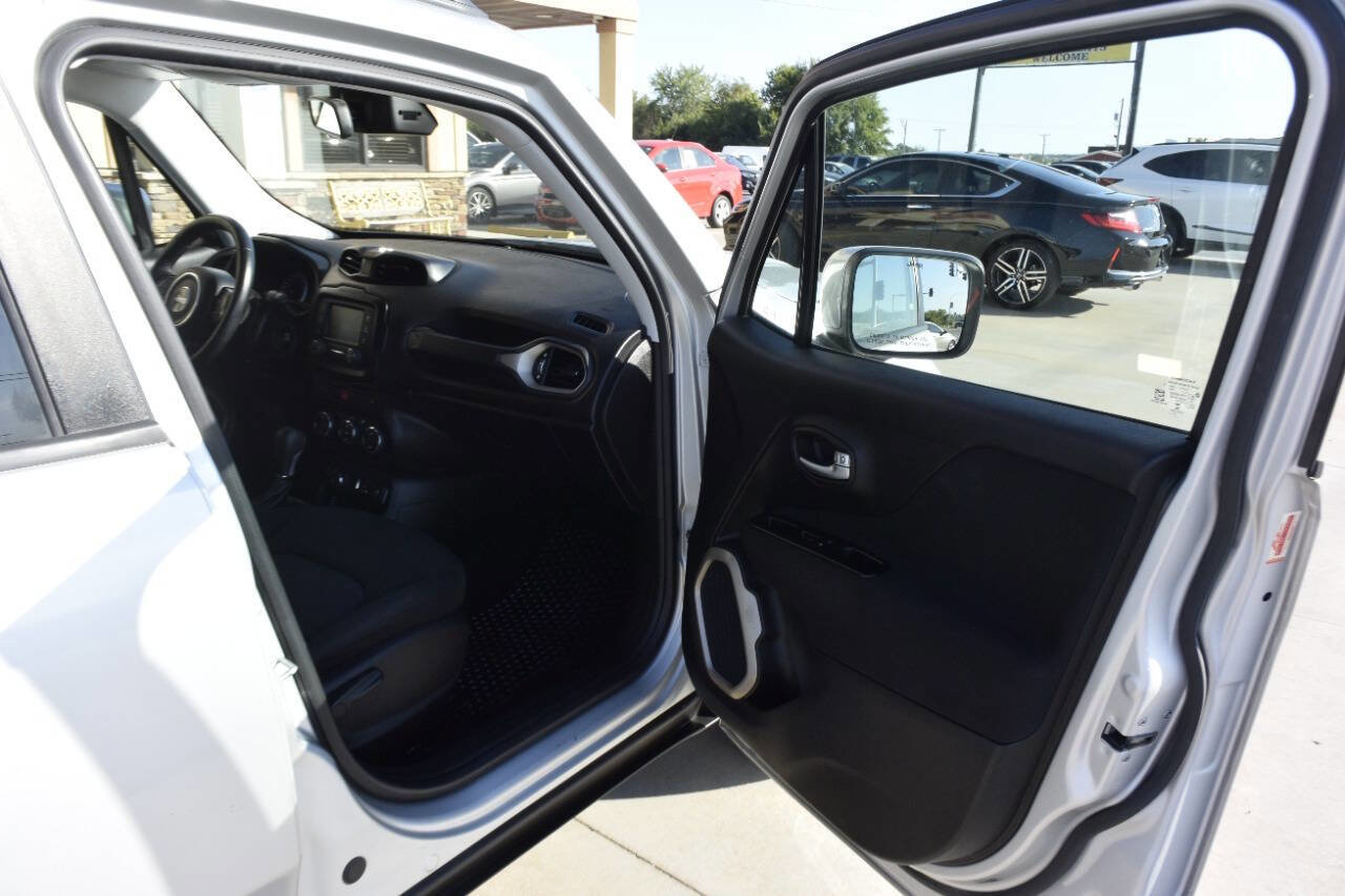 Used 2017 Jeep Renegade Latitude w/ Popular Equipment Group image 30