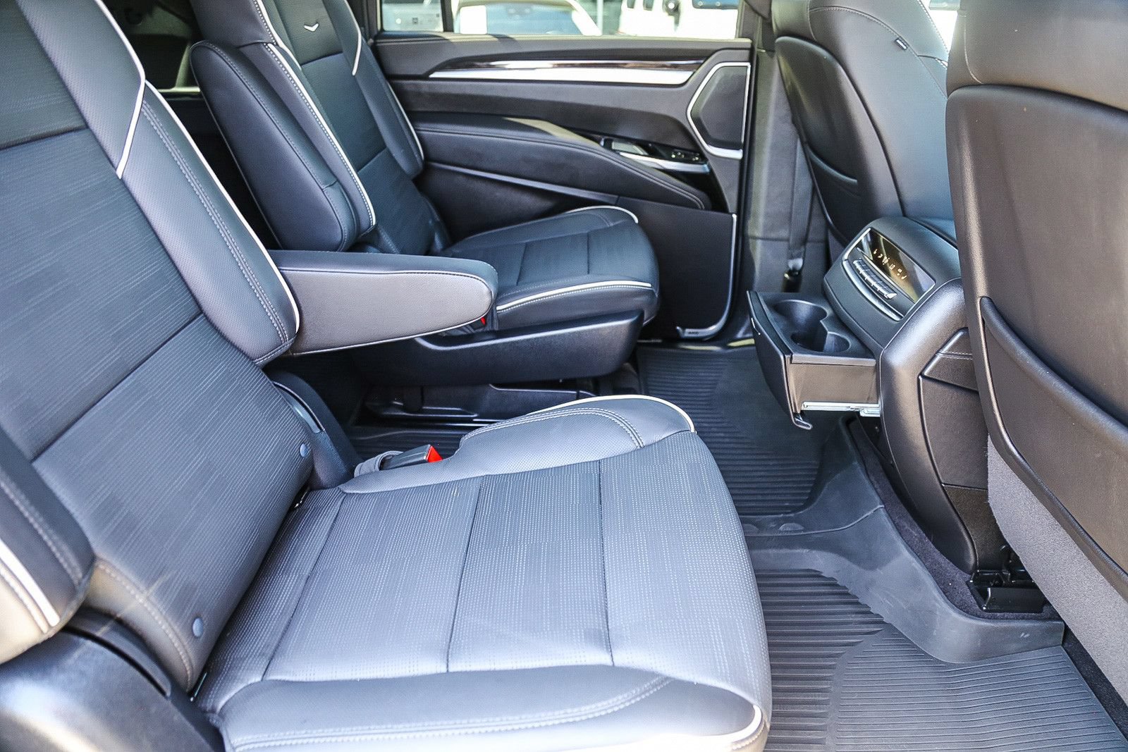 Used 2025 Cadillac Escalade ESV Premium Luxury w/ LPO, Floor Liner Package AWD/4WD image 16