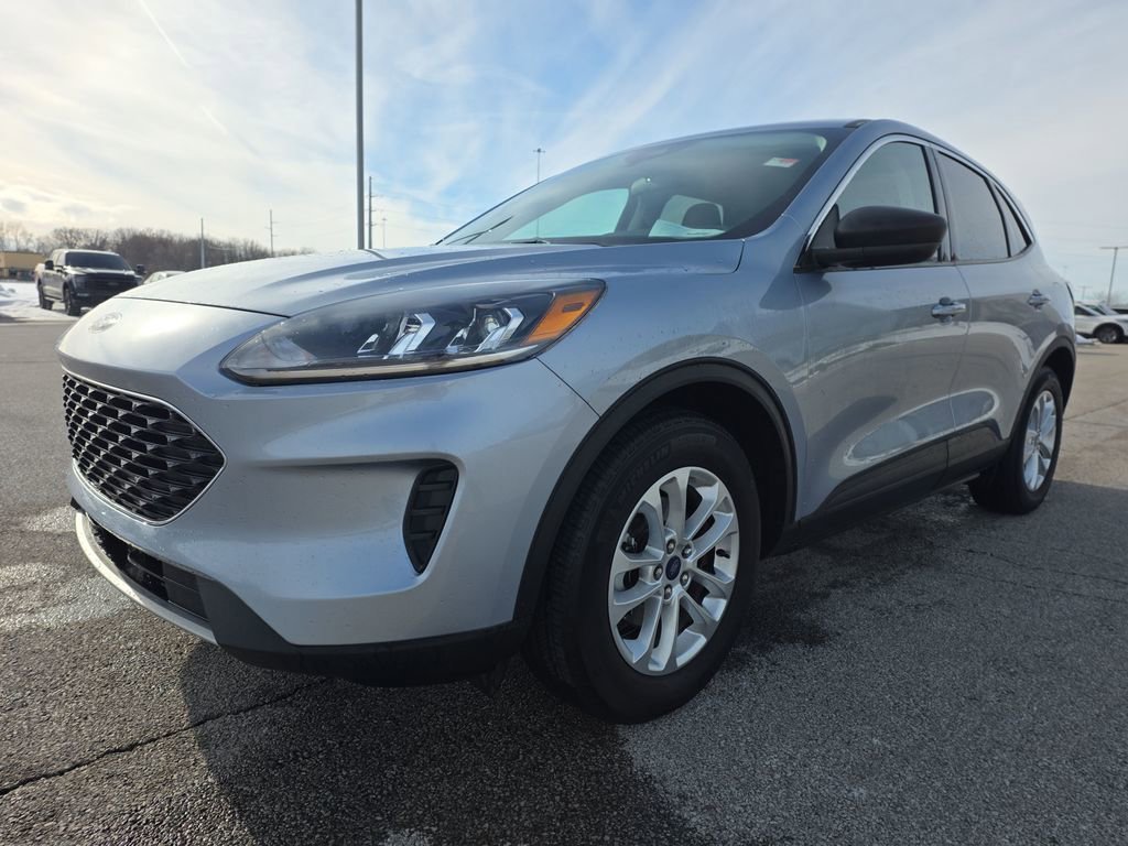 Used 2022 Ford Escape SE w/ Cold Weather Package image 3