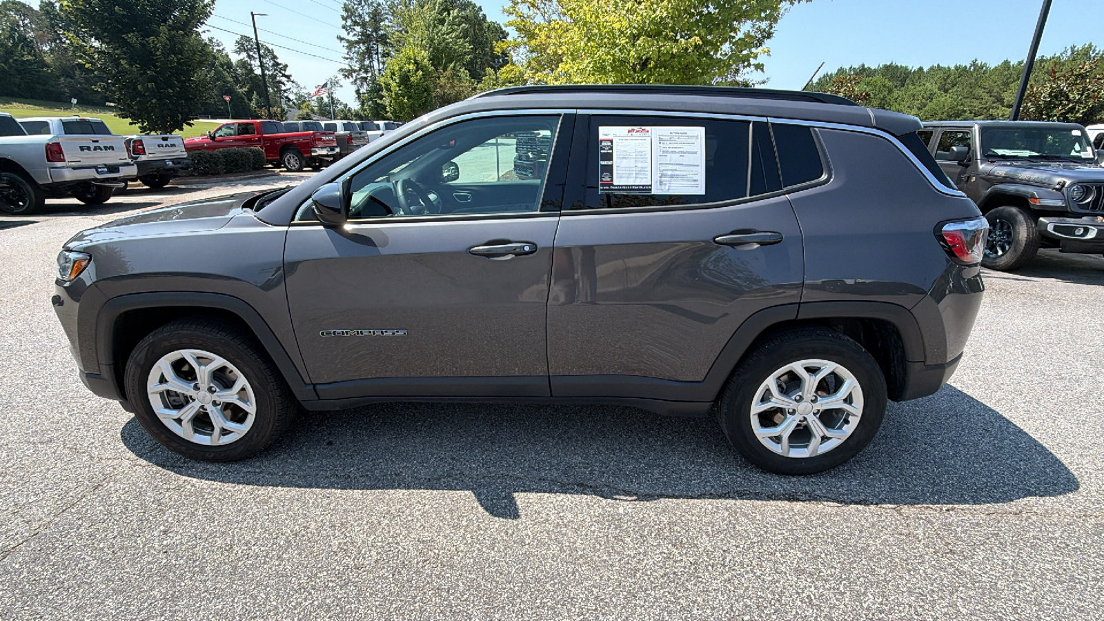 Used 2024 Jeep Compass Latitude AWD/4WD image 11