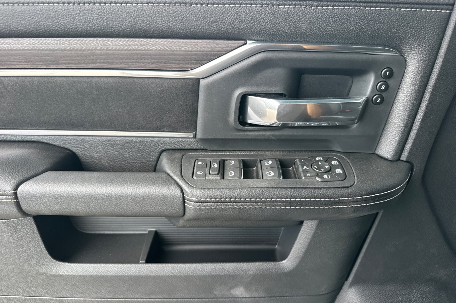 New 2027 RAM 3500 Laramie AWD/4WD image 10