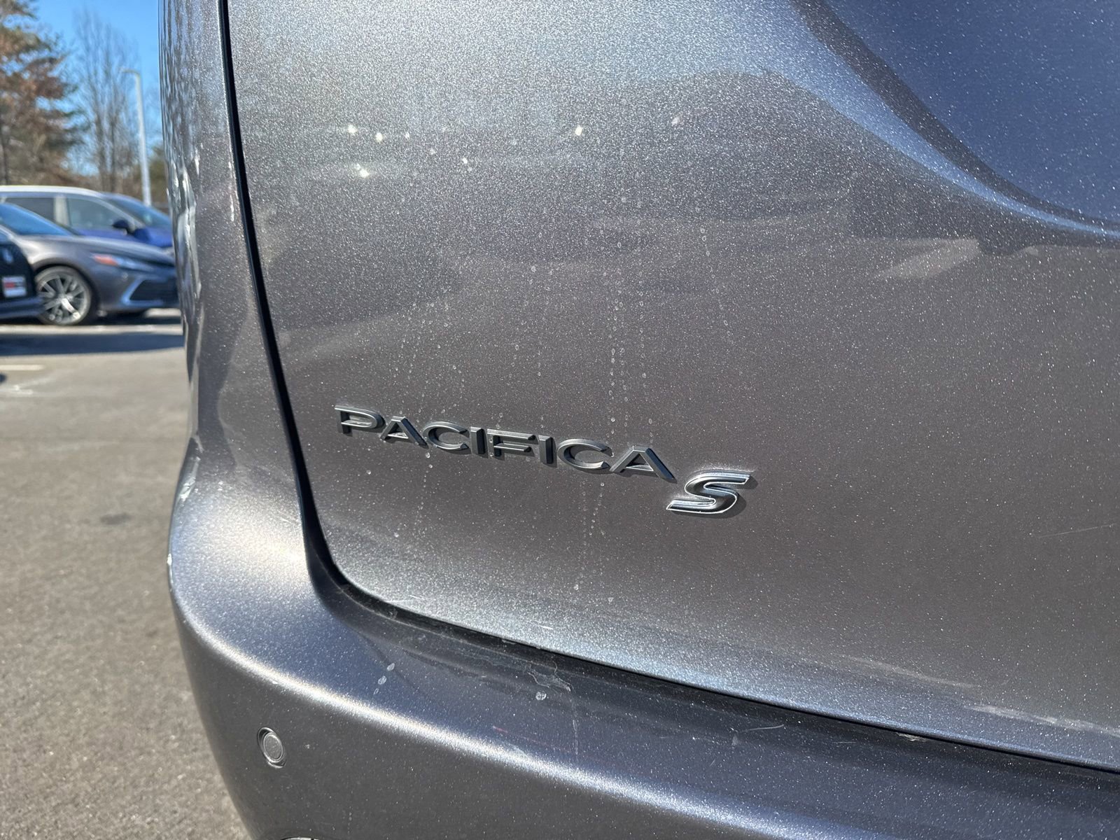 Used 2023 Chrysler Pacifica Touring-L w/ Uconnect Theater Family Group image 10