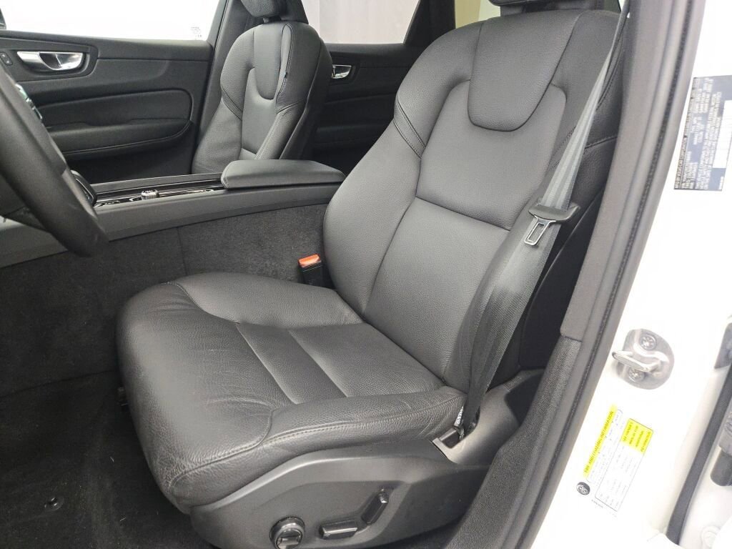 Used 2025 Volvo XC60 B5 Plus image 28
