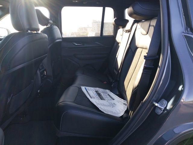 New 2025 Jeep Grand Cherokee Laredo image 5