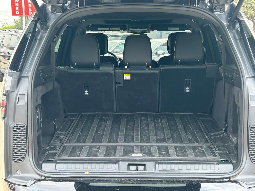 Used 2024 Land Rover Discovery Dynamic SE image 14