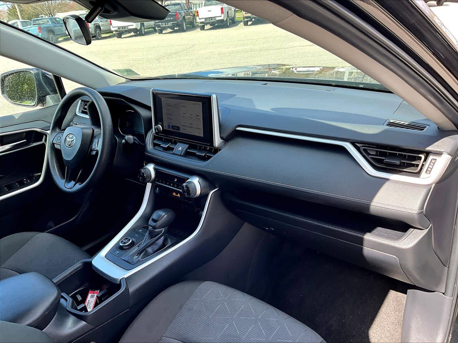 Used 2025 Toyota RAV4 XLE AWD/4WD image 14