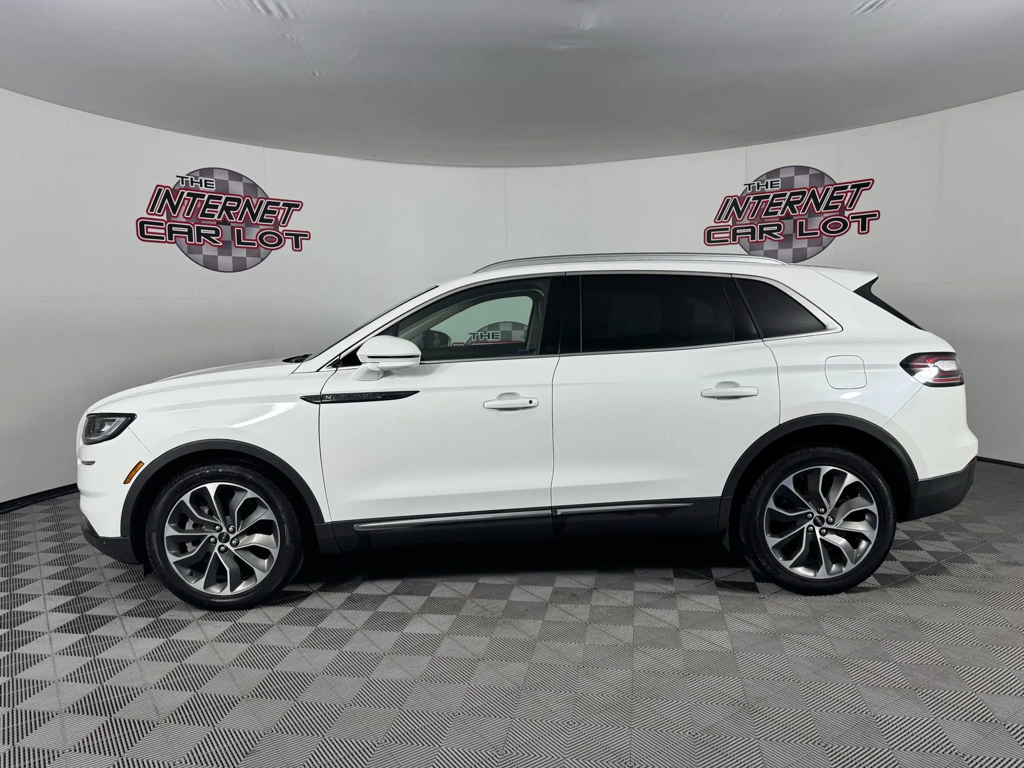 Used 2023 Lincoln Nautilus Reserve image 4