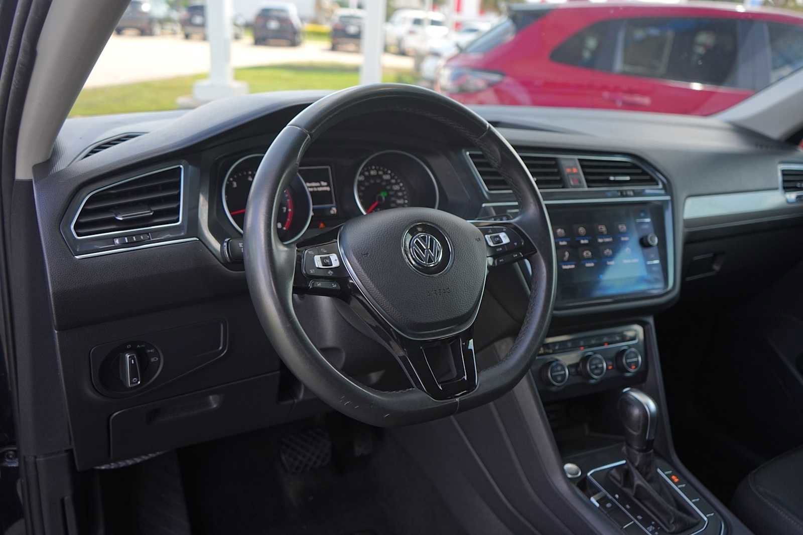 Used 2020 Volkswagen Tiguan SE w/ Panoramic Sunroof Package FWD image 2